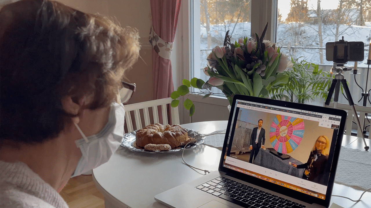 Mari deltog i dragningen i Stockholm via videolänk och ropade "stopp!" när Datumlotteriets representant Kristin Bernhardsson fick trycka på knappen åt Jackpott-vinnaren. "Jag tror att jag svimmar!", utbrast Mari. Foto: